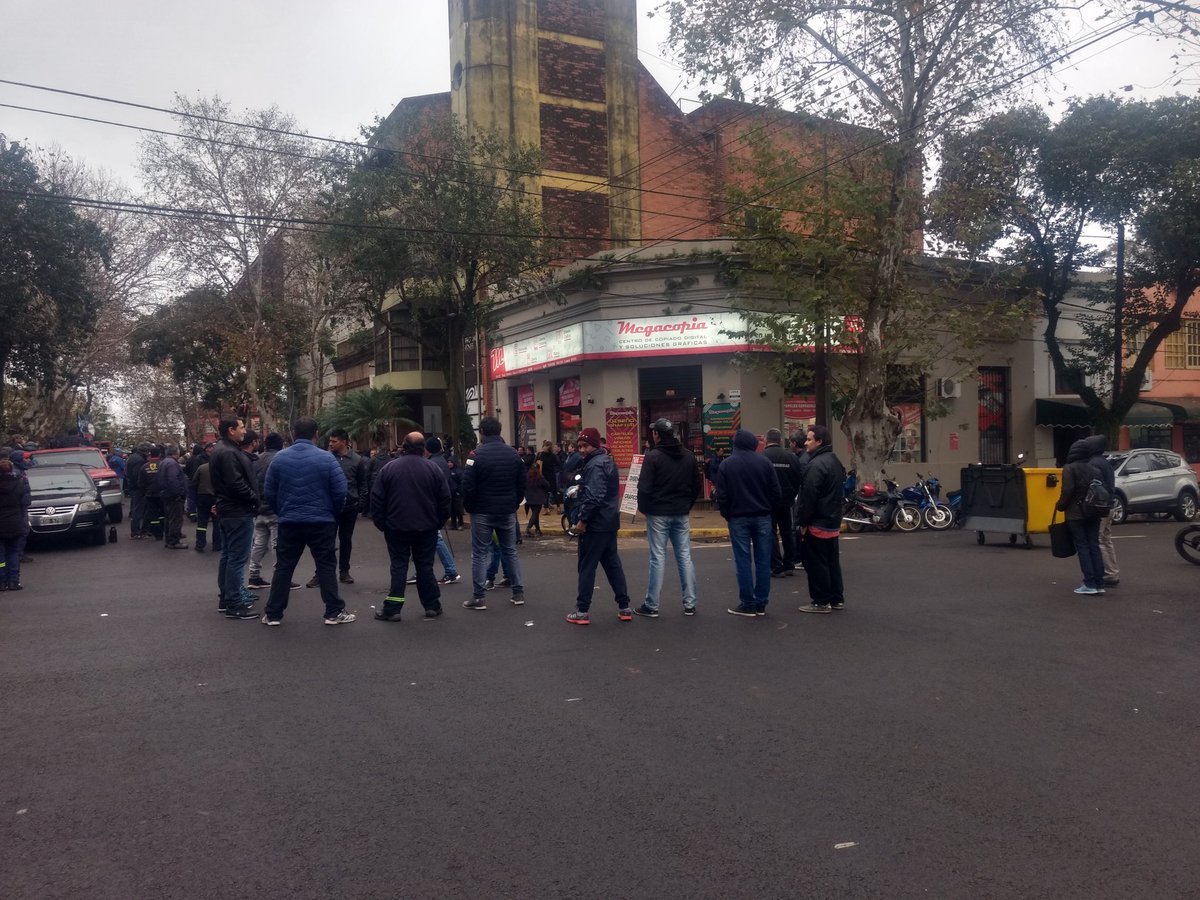 hernanCgallo's tweet photo. #Ahora reunión de conciliación obligatoria entre el #SOEMP y la municipalidad #Posadas.
El municipio ofrece $2 mil en 4 cuotas. El gremio pide $5 mil.
Cortadas Santa Fe y Félix de Azara https://t.co/b442cAgewi