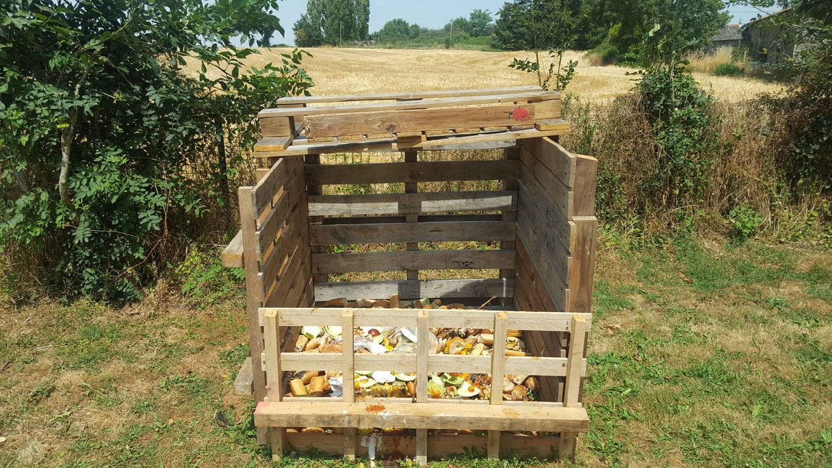 Ligue79's tweet image. Pendant notre séjour de #vacances on s'amuse mais on essaie aussi d'être #EcoResponsable
Exemple d'un #composte fabriqué par les enfants.
#deuxsèvres #LeLambon