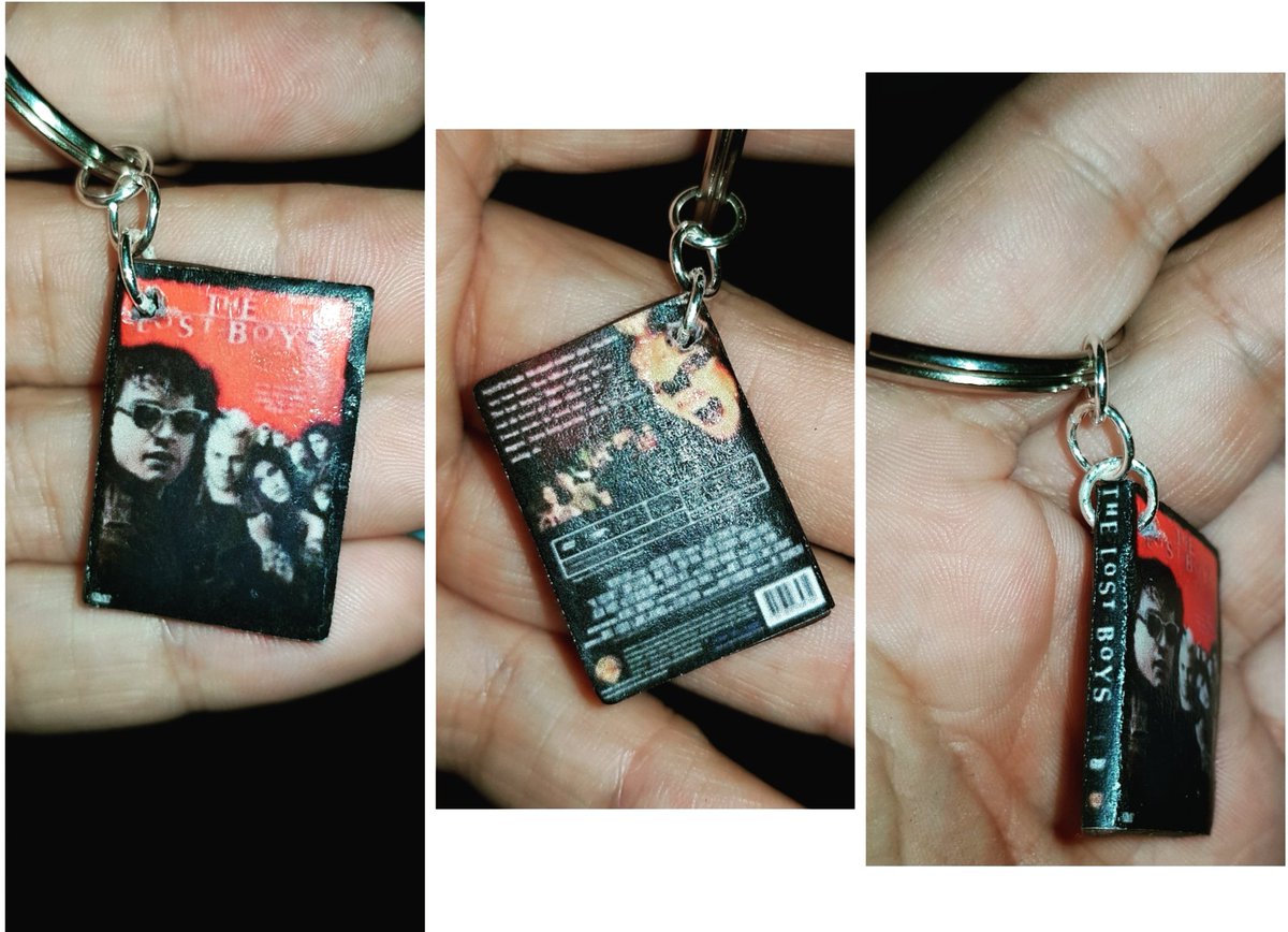 shell18121979's tweet photo. #miniaturevhs #vhs #vhskeyring #lostboys #thelostboys #kieffersutherland #jasonpatric #coreyhaim #coreyfeldman #handmade #forsale #etsyshop #linkinbio https://t.co/BtzLzoHr8j