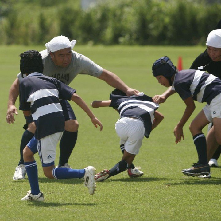 長野市少年少女ラグビースクール On Twitter もぐるハーフ スクラムハーフは体格の小さい子が多いです 通常は味方フォワードの後ろにいるので 小さいから危ないということもないのですが たまにこうやってサイドアタックをかけることがあります もぐる