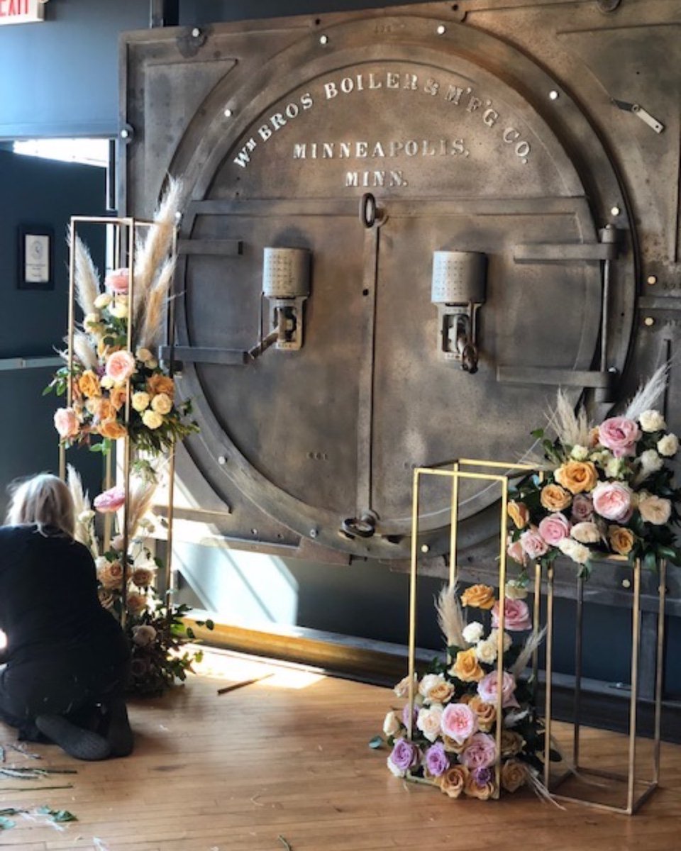 CGSolarArts's tweet image. #throwbackthursday to our spring photo shoot. @sadiesfloral putting the finishing touches on some exquisite roses. #behindthescenes #floraldesign 

📸: @sipsavorsocial