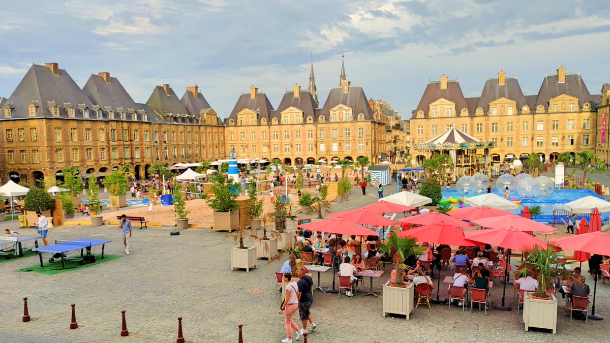 'Music, sand, bars, activities ... this is the 'beach' in the city of Charleville-Mezieres'
@ Place Ducale, Charleville-Mezieres
#freesoul #sand #volleyball #music #city #france #photography #sports #pingpong #waterwalkingball