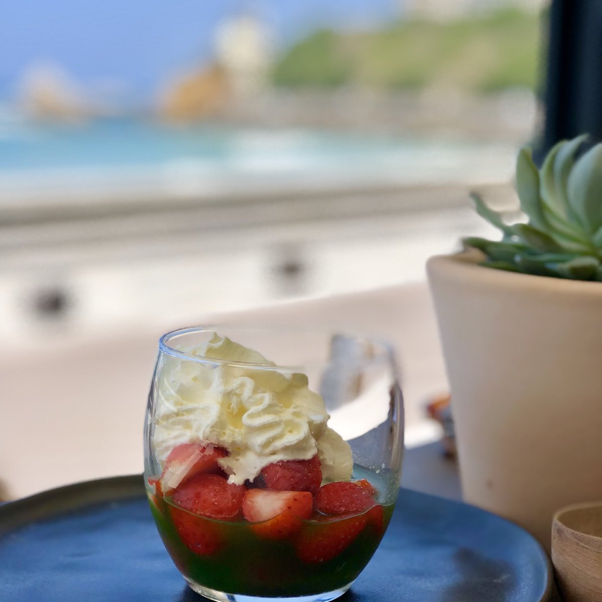 FoodieMemories's tweet image. Fromage frais aux herbes et huile d’olive ; Le Croque de la Côte au jambon truffé ; Fraises au sirop de basilic, crème fouettée / Carlos #CôteDesBasques #Biarritz