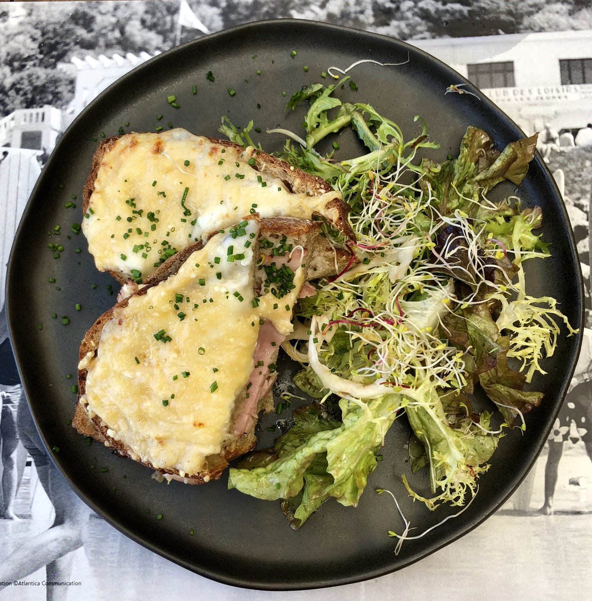 FoodieMemories's tweet image. Fromage frais aux herbes et huile d’olive ; Le Croque de la Côte au jambon truffé ; Fraises au sirop de basilic, crème fouettée / Carlos #CôteDesBasques #Biarritz