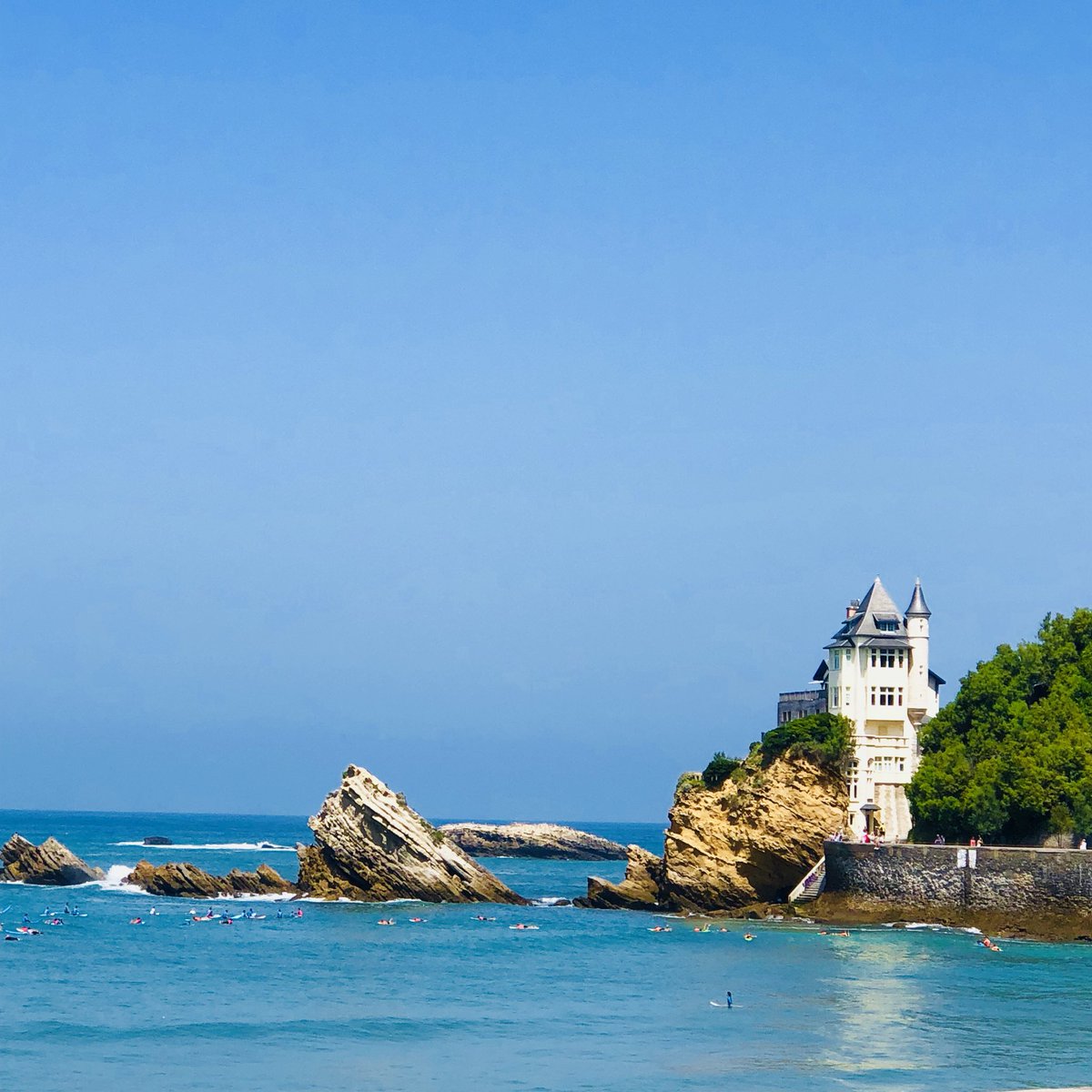 FoodieMemories's tweet image. Fromage frais aux herbes et huile d’olive ; Le Croque de la Côte au jambon truffé ; Fraises au sirop de basilic, crème fouettée / Carlos #CôteDesBasques #Biarritz