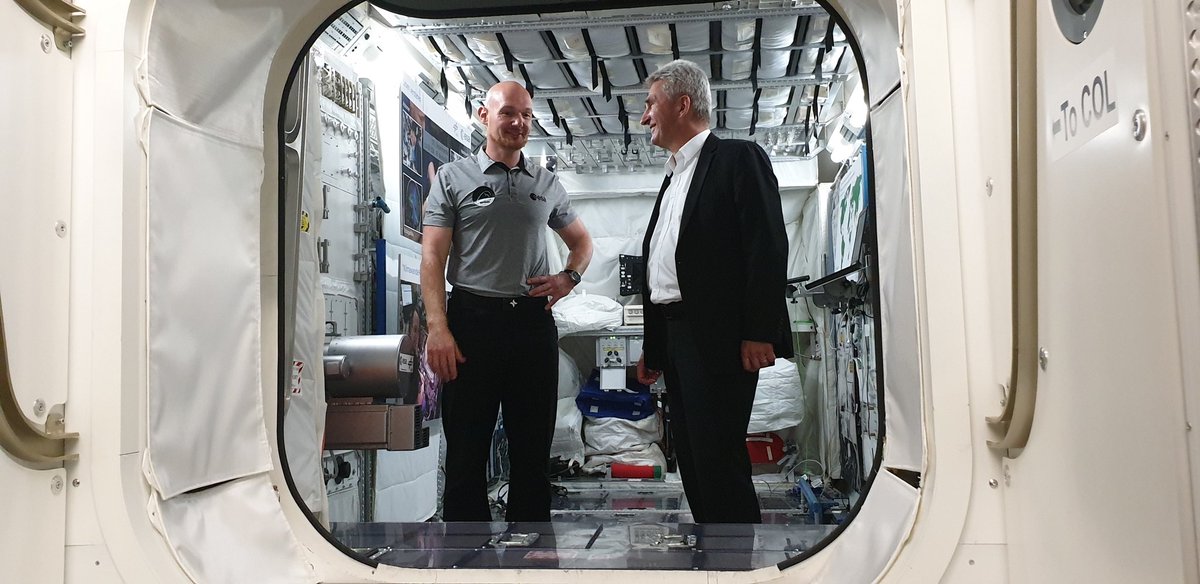 Astronaut <a href="/Astro_Alex/">Alexander Gerst</a> informiert NRW-Wirtschaftsminister Andreas Pinkwart über das Training der Astronauten und die Mondforschung bei der @ESA_EAC in Köln.