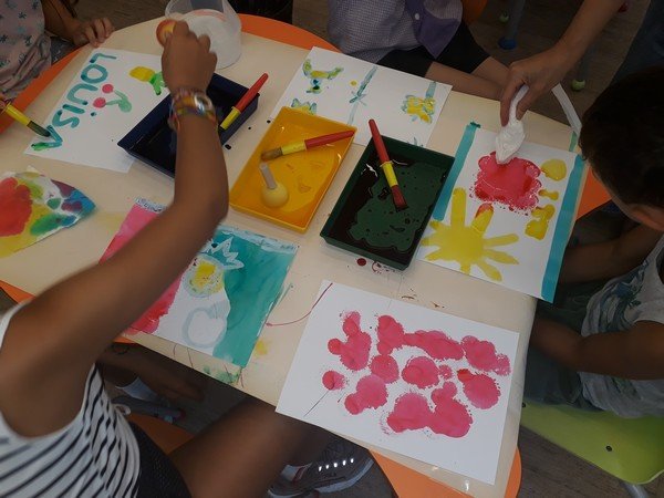 ÇA S’EST PASSÉ A LA BIBLIOTHÈQUE ... RAOUL MILLE
Atelier peinture parents/enfants sur le thème des fruits
Demain atelier sur le thème "couleurs et formes".