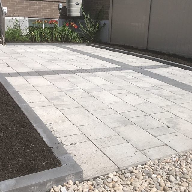 lllprojects's tweet image. Ready for those summer nights. Gatorbase project we completed in manotick! #ottawa #landscaping #patio #gatorbase #mondrian #permacon #summer ift.tt/2ZlDZyY