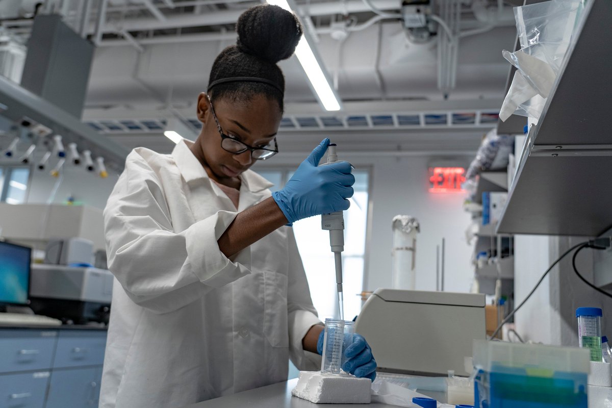 MontclareLabs's tweet photo. Our High School ARISE student, Shanya, learning the ropes here at Montclare labs. She was a little nervous loading the samples on her own, but she is getting the hang of it. Practice makes perfect! @aaas @_SciComm @MeetAScientist #WomeninStem #biochemistry  #science  #project365 https://t.co/rRMXKGlyT3