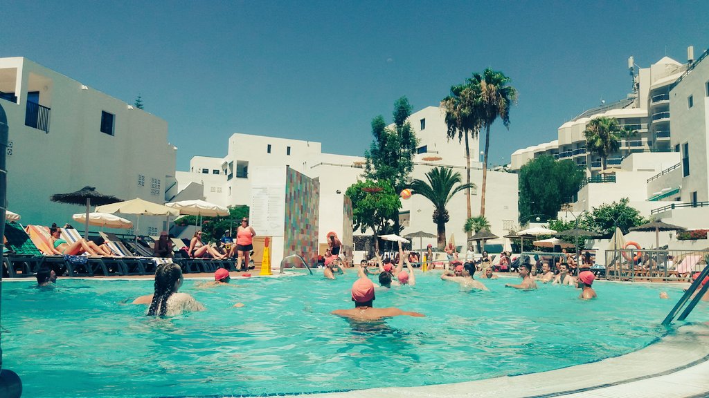 Clients VS Employees. You can't miss this waterpolo match, every Wednesday at #SunsetBayClub #LifeAtDiamond #EnjoySummer #Activities #AlwaysFun @CristinaglezRM @GiuliaSBC <a href="/KittiActtiv/">Kitti Szabo</a> @Thais_SBC @JanosSBC @NachoSBC <a href="/Victor1SBC/">Víctor Regalado Machado</a>