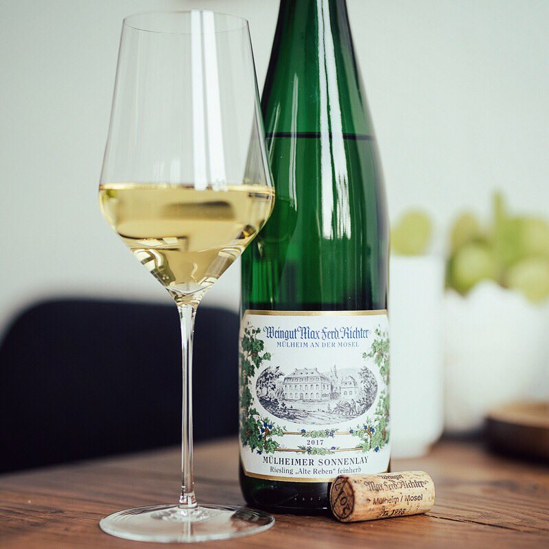 Rieslingheroes's tweet photo. We have the delicious #mülheimersonnenlay #riesling #altereben #feinherb from #maxferdrichter in our glasses today 👏 Tasting notes on Insta https://t.co/N6vUYrWa9E 👍 Tasted in beautiful #zaltoglas 🥂... #wine #winelover #sommlife #sommelier #finewine #somm #wineo #wein #vino https://t.co/IFtTiCi64s