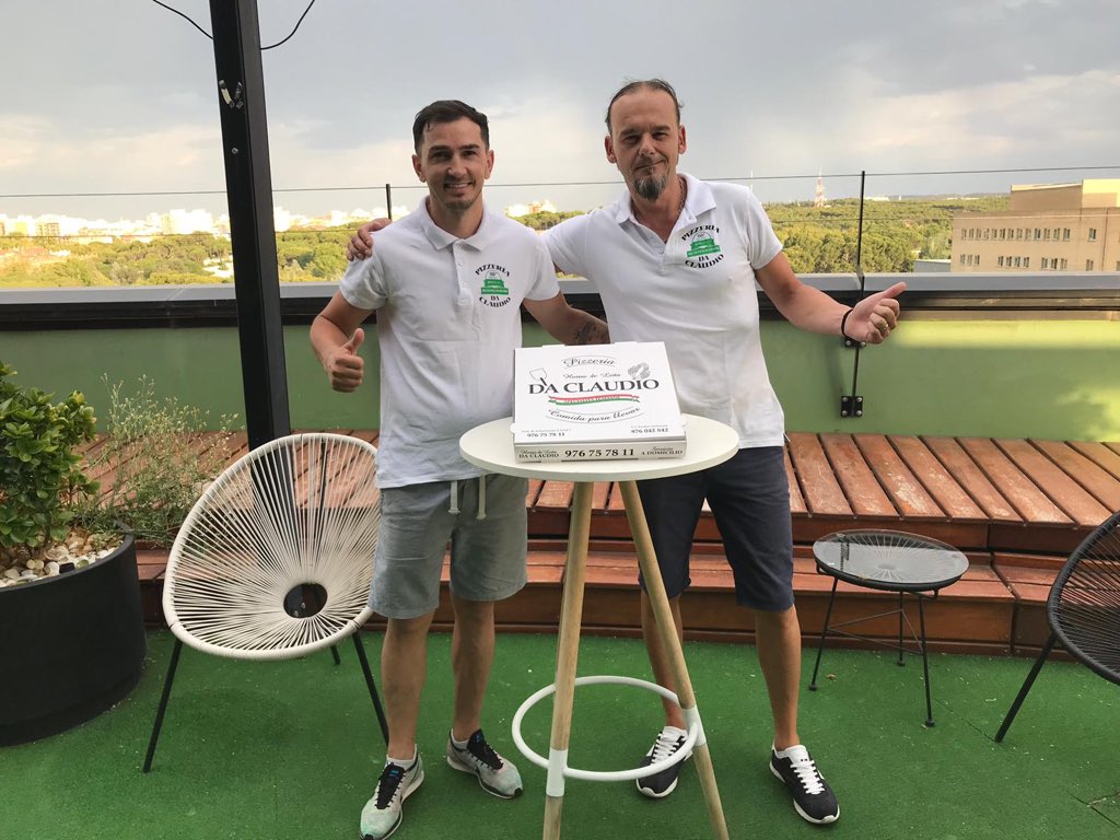 La_Terminal_'s tweet photo. Y las fantásticas Pizzas de #PizzeriaDaClaudio nos esperan en la terracita de @Hiberus #SGZGZ6 @TiparracoSA @startupgrindzgz https://t.co/JkGOeNCZBl