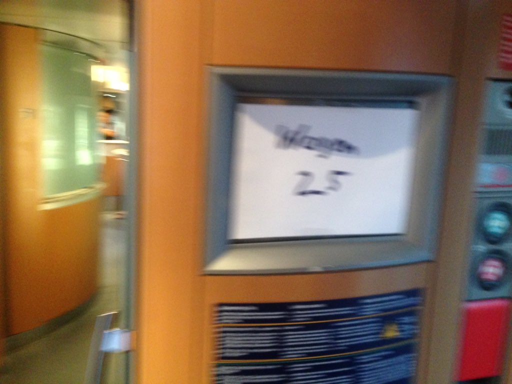 Erneut ein Lob der #deutschebahn. Ich erkenne hier langsam ein selbstlernendes System. Während im ICE neulich der Ausfall der Bildschirme mit Fingerfarben behoben wurde, hatte der ICE Mu- Dortmund heute schon eine Papierlösung zu bieten😊