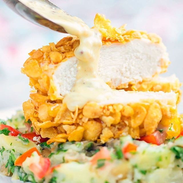 KrumpliBrian's tweet image. Well ain't this a long way from my usual food a #cornflake chicken breast... A little mustard sauce and crushed new potatoes. ift.tt/2YkqXke