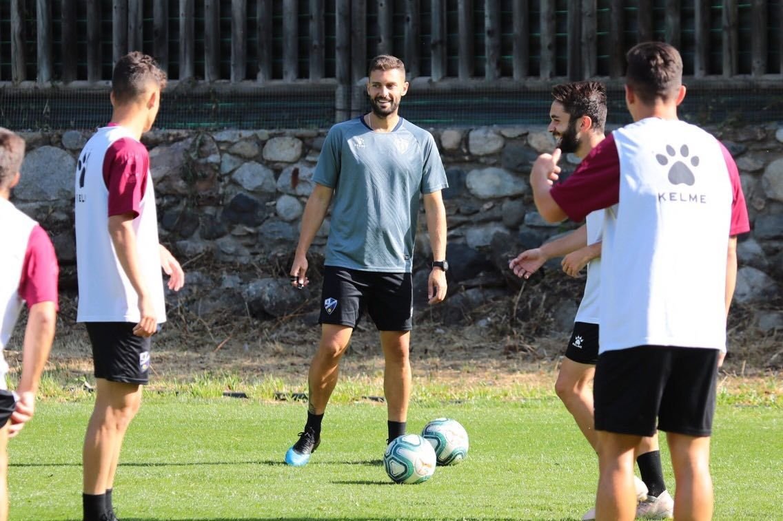 SDHuesca's tweet photo. 🏋️‍♂️💪 | Igual obliga a hacer fondos que organiza una carrera de chapas. David Porcel habla de la preparación física de la #SDHuesca después de la gymkana de esta mañana.

@davidporcel4: "Intentamos que el balón sea protagonista en los ejercicios"

👉https://t.co/D38QKDyX6W https://t.co/7AOSMskl9S