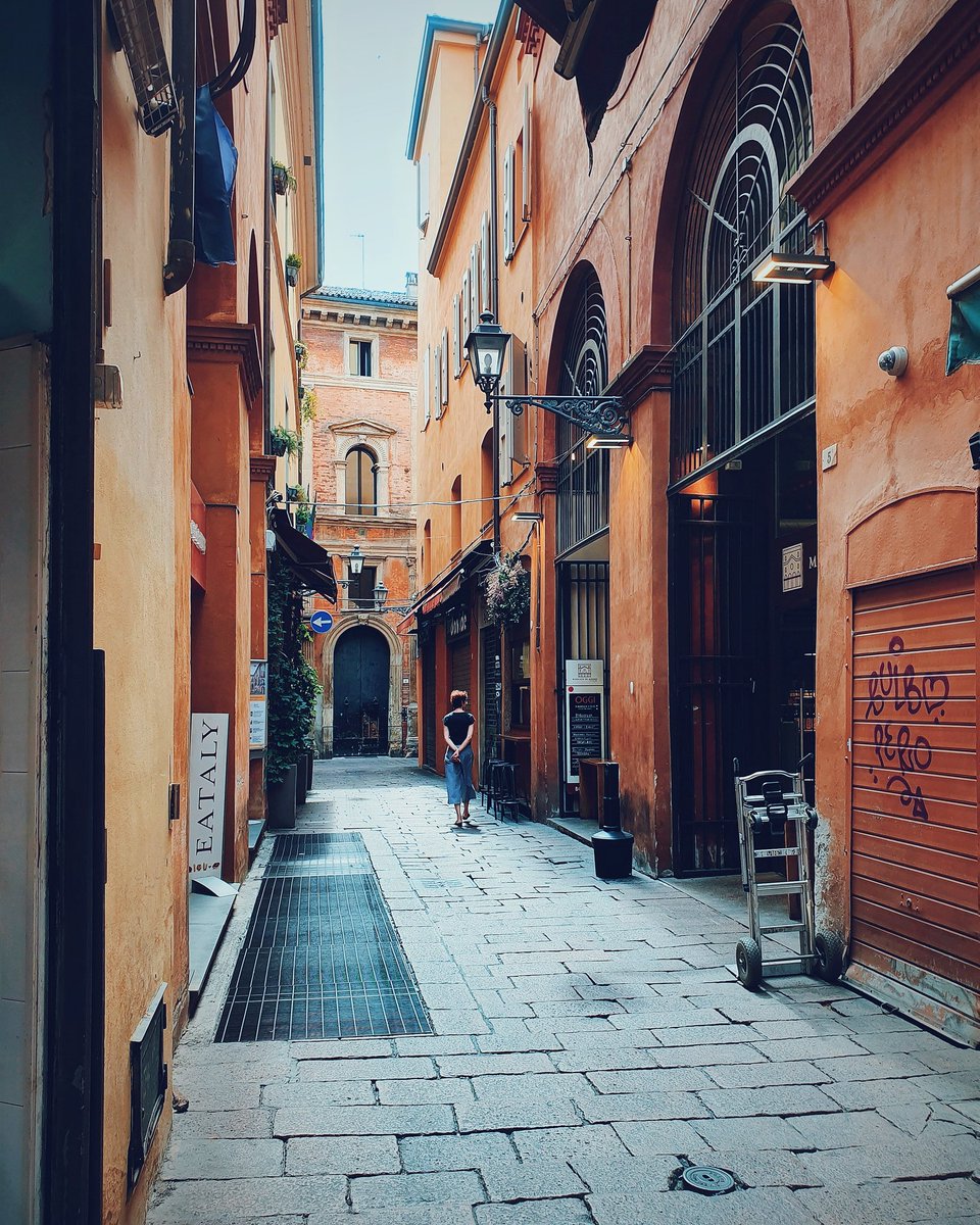 E se tu diventi rovente quanto un forno, io mi sveglio alle 6 (anche perché è impossibile dormire 😅) e ti vengo a salutare. #Bologna
#Quadrilatero  Centro Storico instagram.com/p/B0WYiW4oYbB/…
#caldoafricano