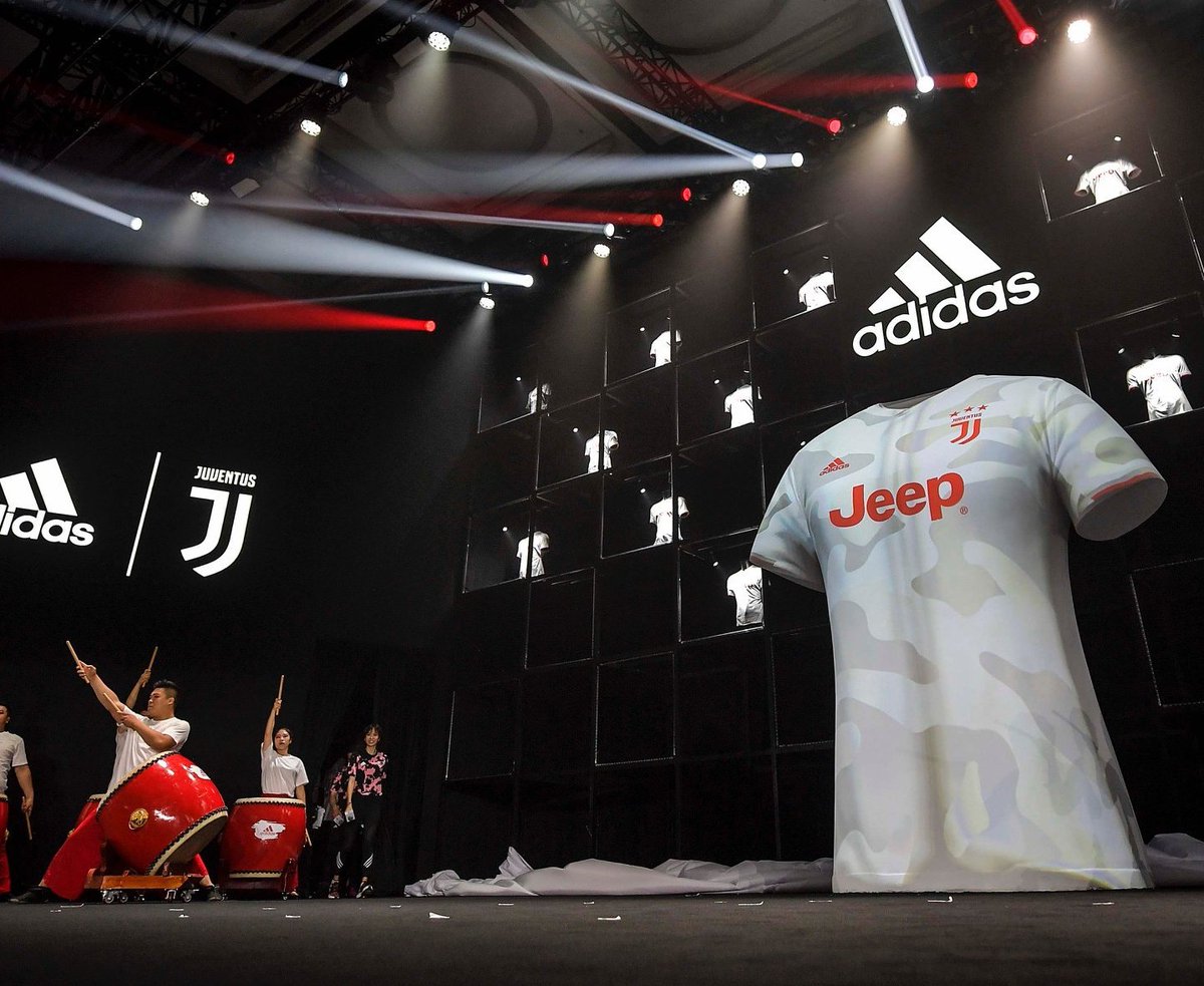 ArmataBiancone1's tweet photo. PresentaciΓ³n oficial de la Playera de visitante que usarΓ‘ la @juventusfc
Este evento se realizΓ³ en la gira asiΓ‘tica.
#Juventus #KitAway https://t.co/feDLPnr5Hh