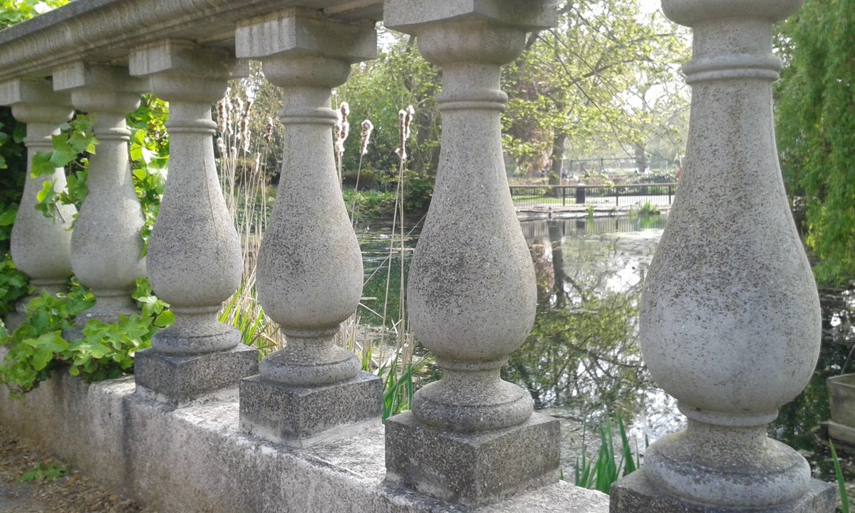 @VolanteNick Not enough people know the this balustrade that separates Ada Salter's Garden from the lake in Southwark Park, once stopped people falling off Waterloo Bridge.