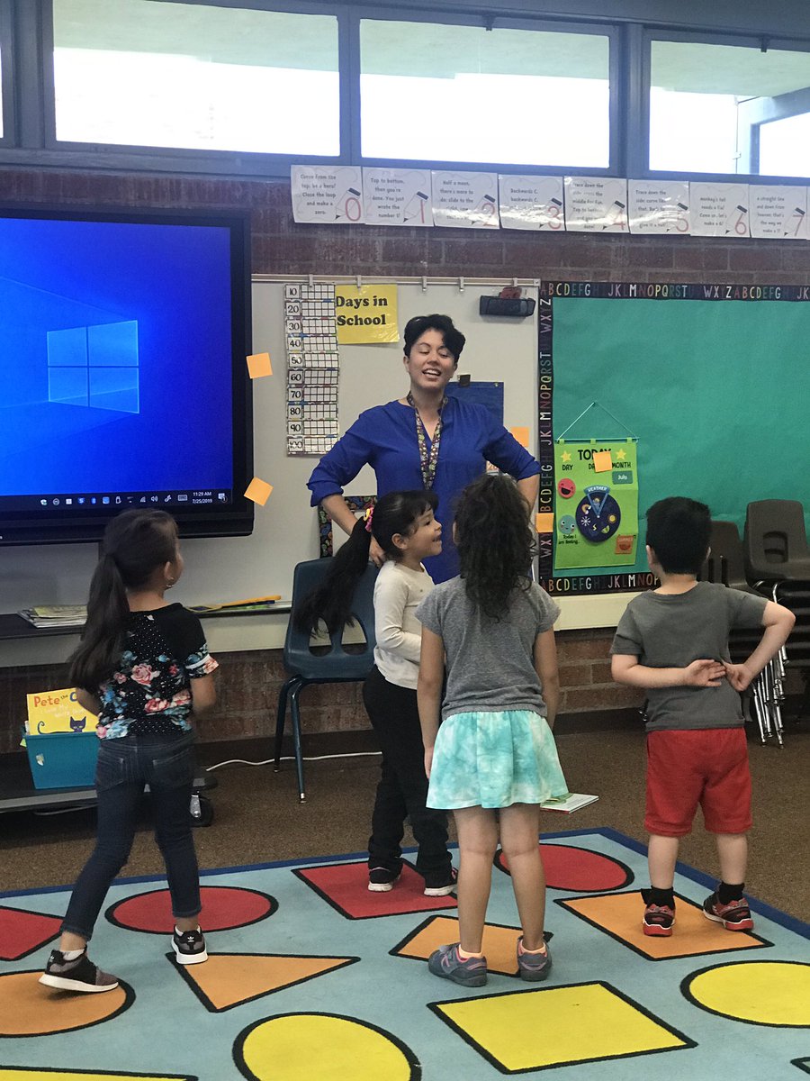 meChewix's tweet photo. @PalmdaleCity has the best libraryMake sure to check out their eventsThanks for sharing your love 4 books atTamarisk Elementary #palmdalesd https://t.co/ykwyCXB52e