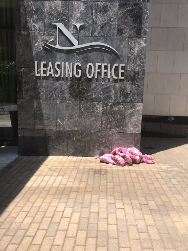 ash_juergens's tweet image. While walking back from lunch we stumbled upon this lovely (and very smelly) sleeping blanket. The street and area around wreaked of urine. Welcome to Austin, folks. Still want to move here? #austinhomeless #NorthshoreResidences #Seaholm #austincitycouncil @MayorAdler