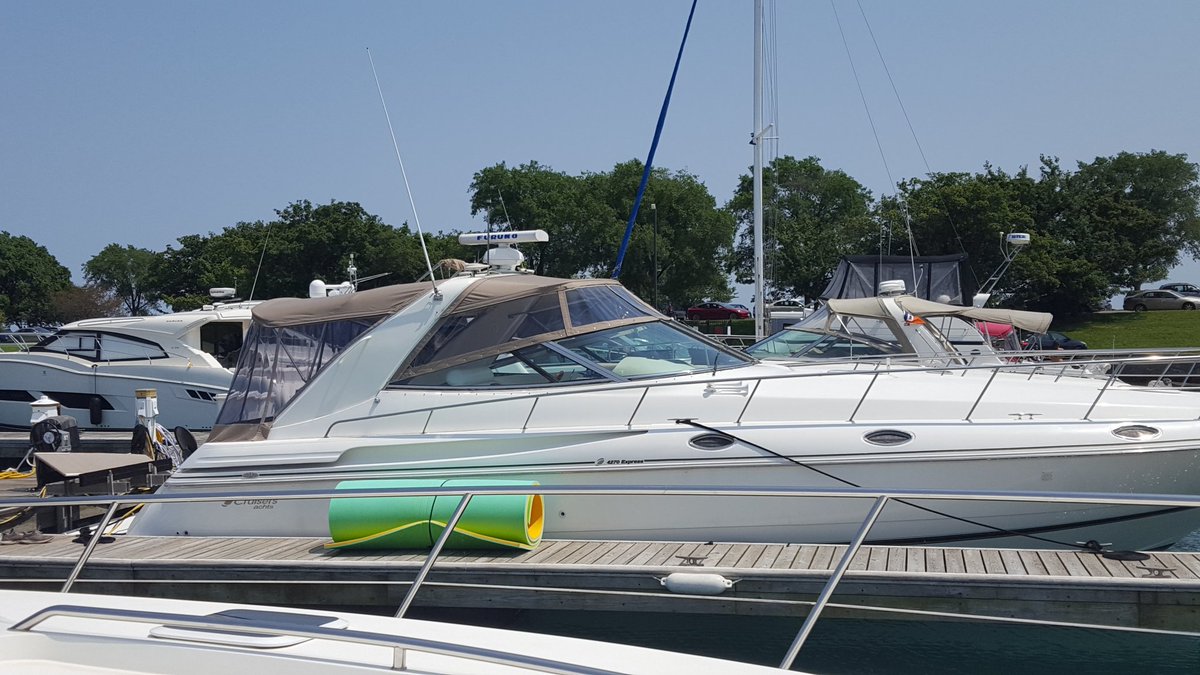 ChiMarineCanvas's tweet photo. Sweet New Enclosure on a Cruisers 4270 in Montrose Harbor in light smoke Strataglass https://t.co/Jddx5pRRCD