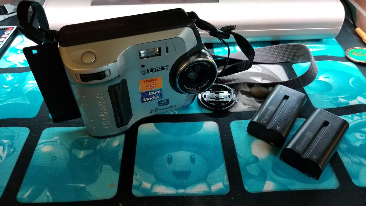 PixelMaker04's tweet photo. Picked this #Sony #Mavica #FD200 for a cool $10 USD from a local classifieds. All batteries still hold a decent charge. The picture of my phone was using the mavica itself. This is one neat little camera. @lazygamereviews #photography #sonymavica #legacycameras #FDD https://t.co/mDIcdLedZN