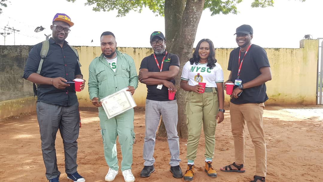 WazobiaOnitsha's tweet photo. And for today wey we dey celebrate awa #oneyearanniversary awa  #corpers wey serve for we station pass out..  helped us wish dem well oo..

#congratulations 
@Gochu75
@TonyDoeVO 
@uzotalkstruth

cc: @HaQuadMumtaz https://t.co/gQtcNag35x