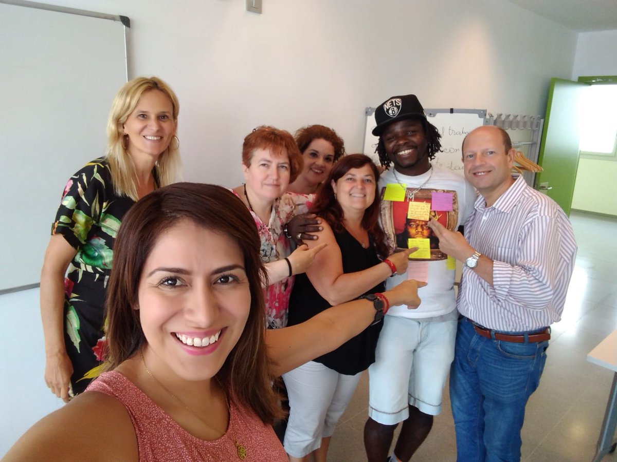 LanzaderaLH's tweet photo. Acabamos la semana con una muy buena noticia nuestro compañero Moussa empieza mañana a trabajar 👏🏻👏🏻👏🏻💪🏻💪🏻💪🏻#éxito @LanzaderaLH @Lanzaderas_EES @fundacionTef @FundacionSMLRPH @LHAjuntament @EU_Social https://t.co/mYAnoPujLO