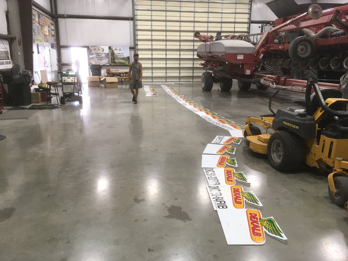 rachellraines's tweet photo. Anderson Family Farms getting their DEKALB field signs ready! https://t.co/XfxzU91Z0G