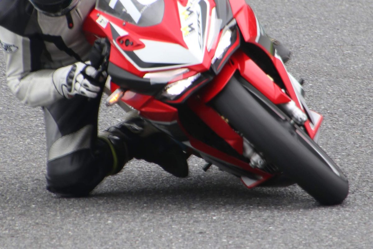 デイトナ675改めcbr250rr これでもフロントフォーク バネとオイル固くして 油面も少し上げてある ノーマルのフロントフォークでライト下にカメラやウイング付けてる人はほんと気をつけてね 特にウイング付けてサーキットとか ほんと危ないから