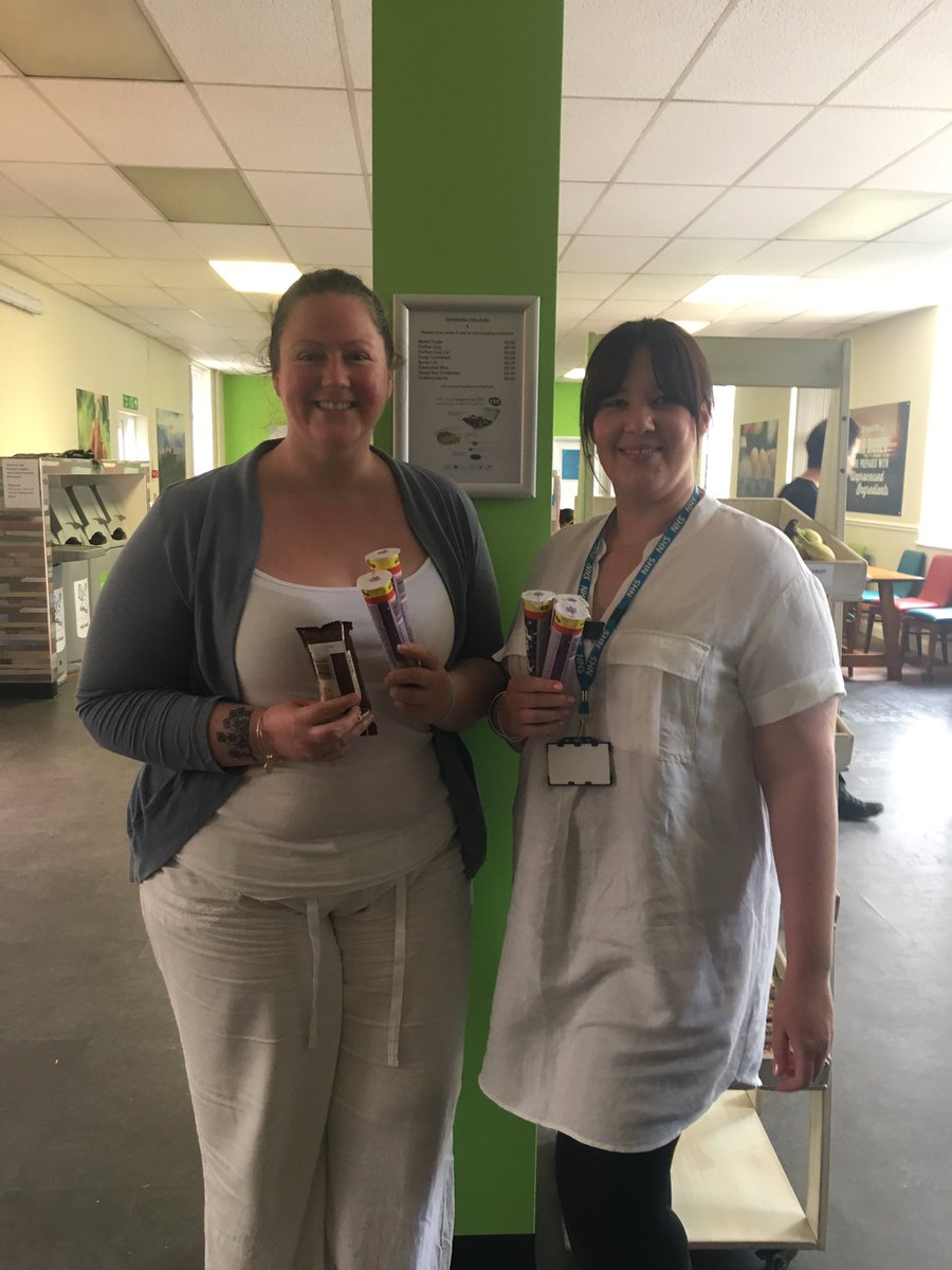 kerrie6477's tweet photo. Thanks @rawbubbles9 Dilly &amp; Claire for organising the ice lollies! Great way of helping @nhsswft staff cool down on this hot day ☀️🍡🍦 https://t.co/oi7l12cT95