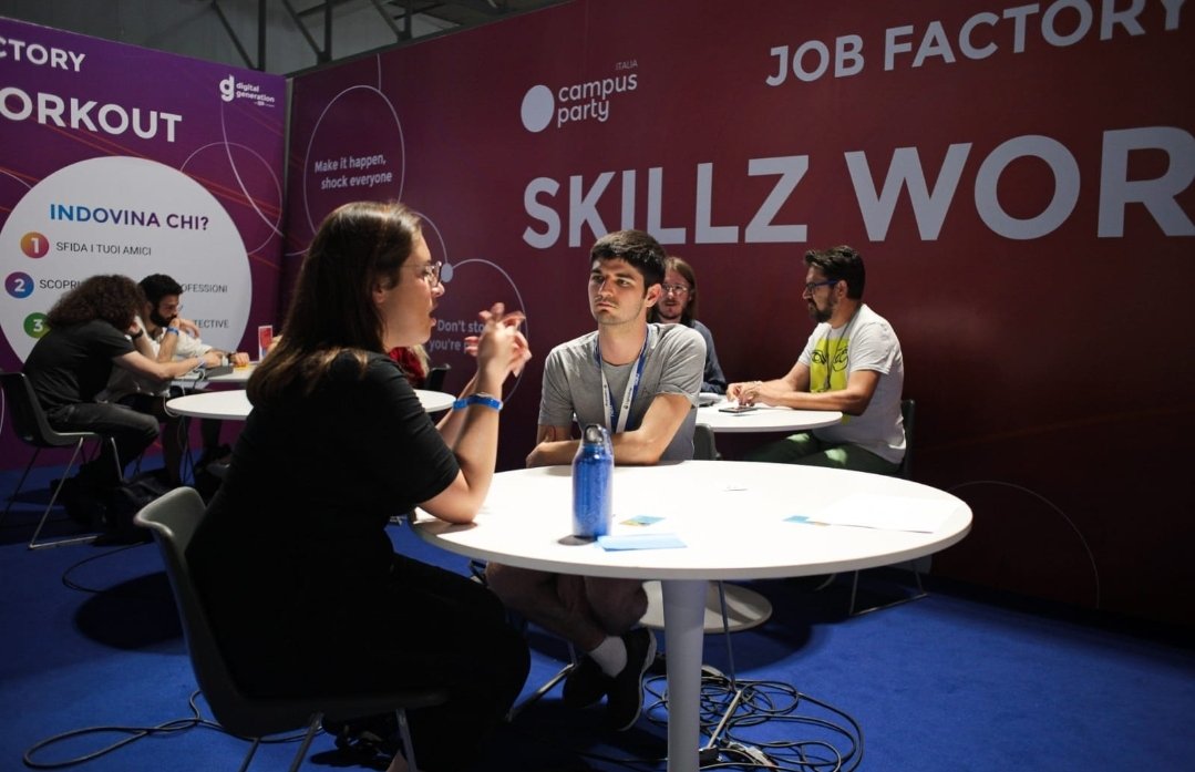 campuspartyIT's tweet image. Continuano le attività nell'area Job Factory. 
In questa area i #campuseros possono apprendere tante nuove skills, ricevere utili consigli e candidarsi per le posizioni aperte delle aziende che stanno partecipando. 💼

#CPIT3 
@HRC_DigitalGen
