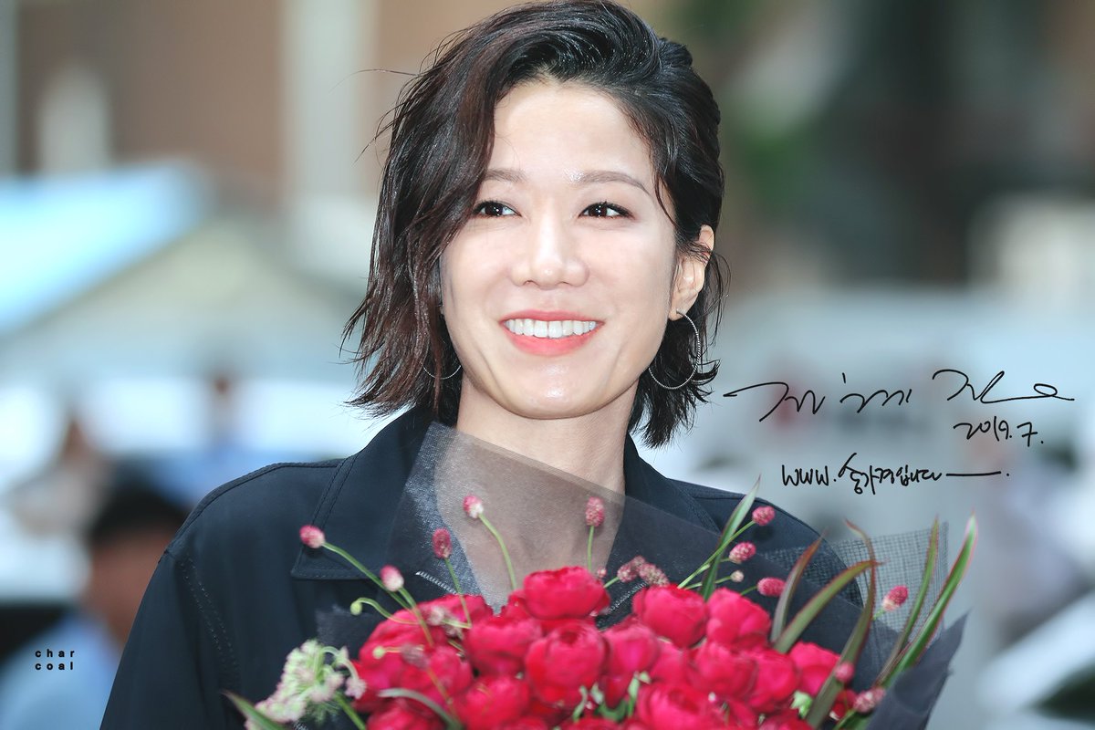 190718 #검블유 종방연 #전혜진
'www.' 적고 잠깐 멈칫한 다음 고민하시다가 '송가경입니다ㅡ.' 쭉 쓰시고 뿌듯하게 씨익 웃으셨던 배우님ㅠㅠ

송가경 안녕😢👋

bit.ly/2YeULyJ