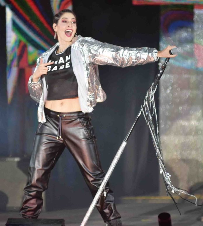ArmyLoveHaAshUy's tweet photo. @haashoficial en la Feria Nacional de Durango 🇲🇽 🥰 😍🎵
#gira100añoscontigo  #ViveTuFeria #ViveDurango #ElMejorLugar #HaAshEnDurango #FENADU2019 #ReinasDelSoldOut https://t.co/SKXPRd2guR