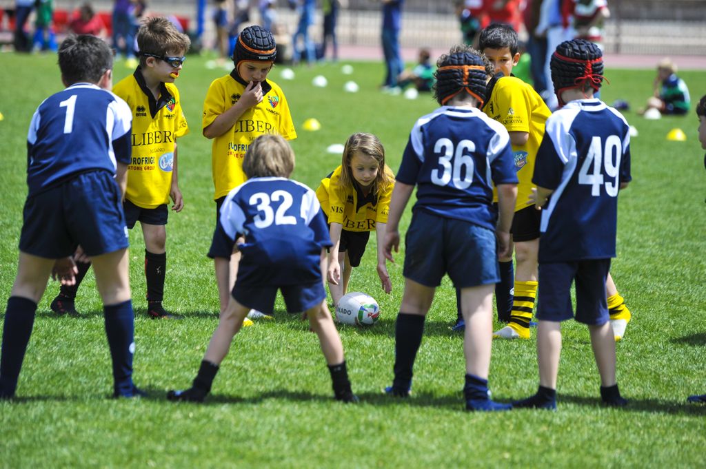 KidSportAlberta's tweet photo. It's crazy to think only 8% of girls and 14% of boys are meeting the recommendations of the Canadian Physical Activity Guidelines. By providing the gift of sport to almost 14,000 kids in AB last year, we're allowing more kids to lead happy and healthy lives. 🤗 #SoALLKidsCanPlay https://t.co/03TqzPeJsy