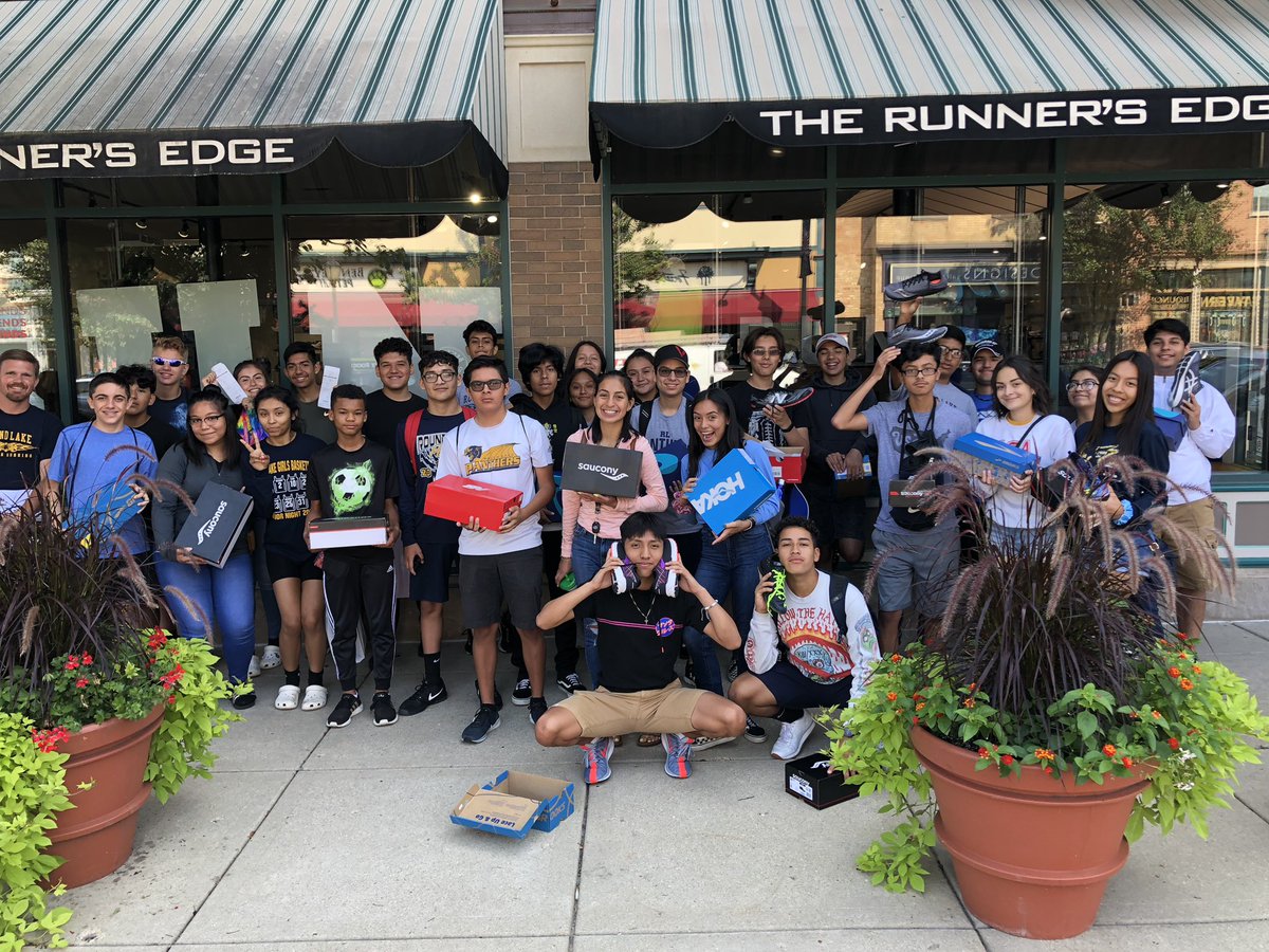 TheRunnersEdge's tweet photo. Great start to the morning helping fit the @RLHSPanthers cross country team for the 9th year!! Good luck to you guys in cross country next year!! 🏃🏾‍♂️🏃🏻‍♂️🏃🏽‍♀️🏃🏻‍♀️ #crosscountry https://t.co/MvQSUmH4Mw
