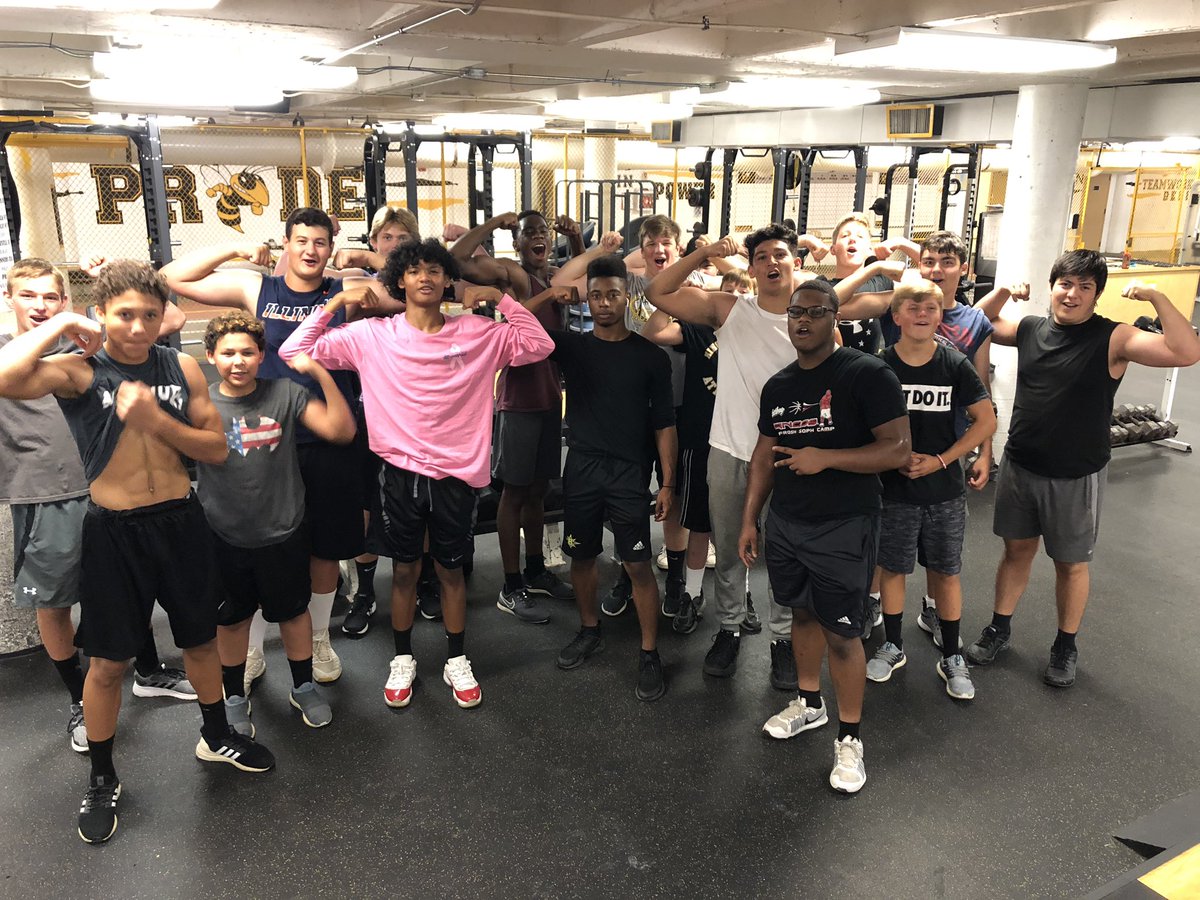 Had a great group of guys show up for optional lifting this week. @SOUTHFootba11 has been putting in the work, so we got to finish out today with some #ArmFarm. Lifting is from 9-10am M-Th next week, come join us! 🐝