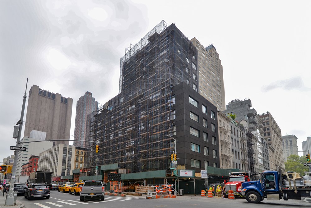 Consigli1905's tweet photo. Partial façade reveal at 30 Warren! Adorned with custom concrete façade panels, our 12-story boutique condo project in #Tribeca boasts 23 modern residences—all with oversized picture windows. #30Warren #NYC #construction https://t.co/cGc1GtXdJM