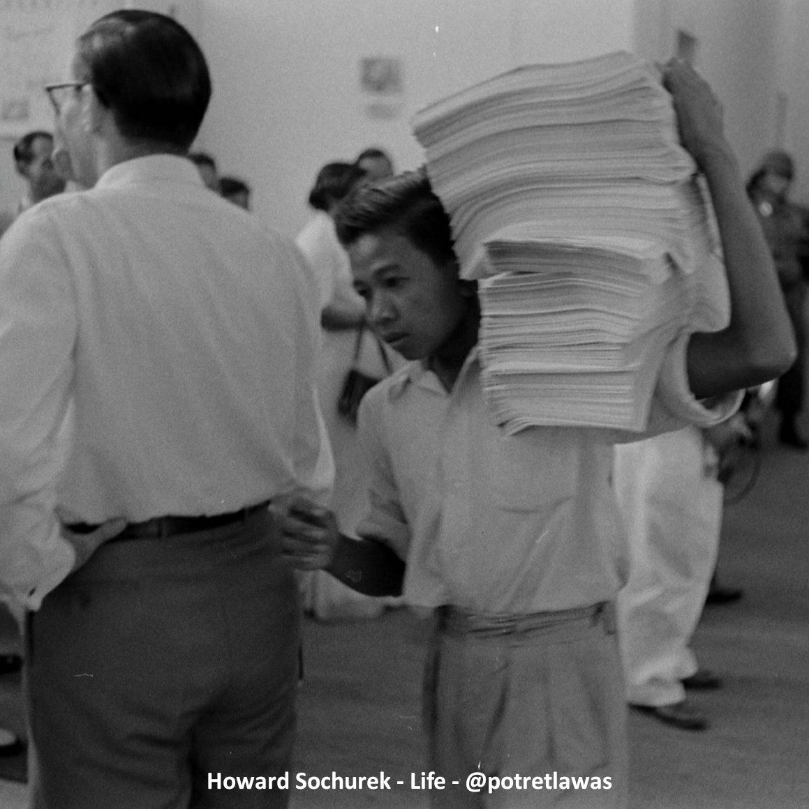 potretlawas's tweet photo. Juga mereka, para pengangkut kertas sidang.

Jalannya Konferensi Asia Afrika bisa saja tersendat jika mereka lambat mengantarnya. https://t.co/W5hZf6ixfE