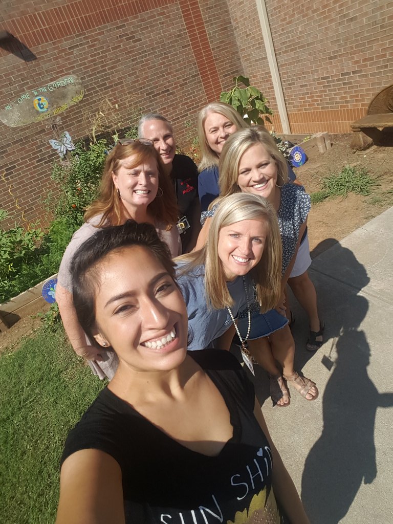 LauraBucio8's tweet photo. Garden selfie #Pesleads https://t.co/KpPn4TfqZV
