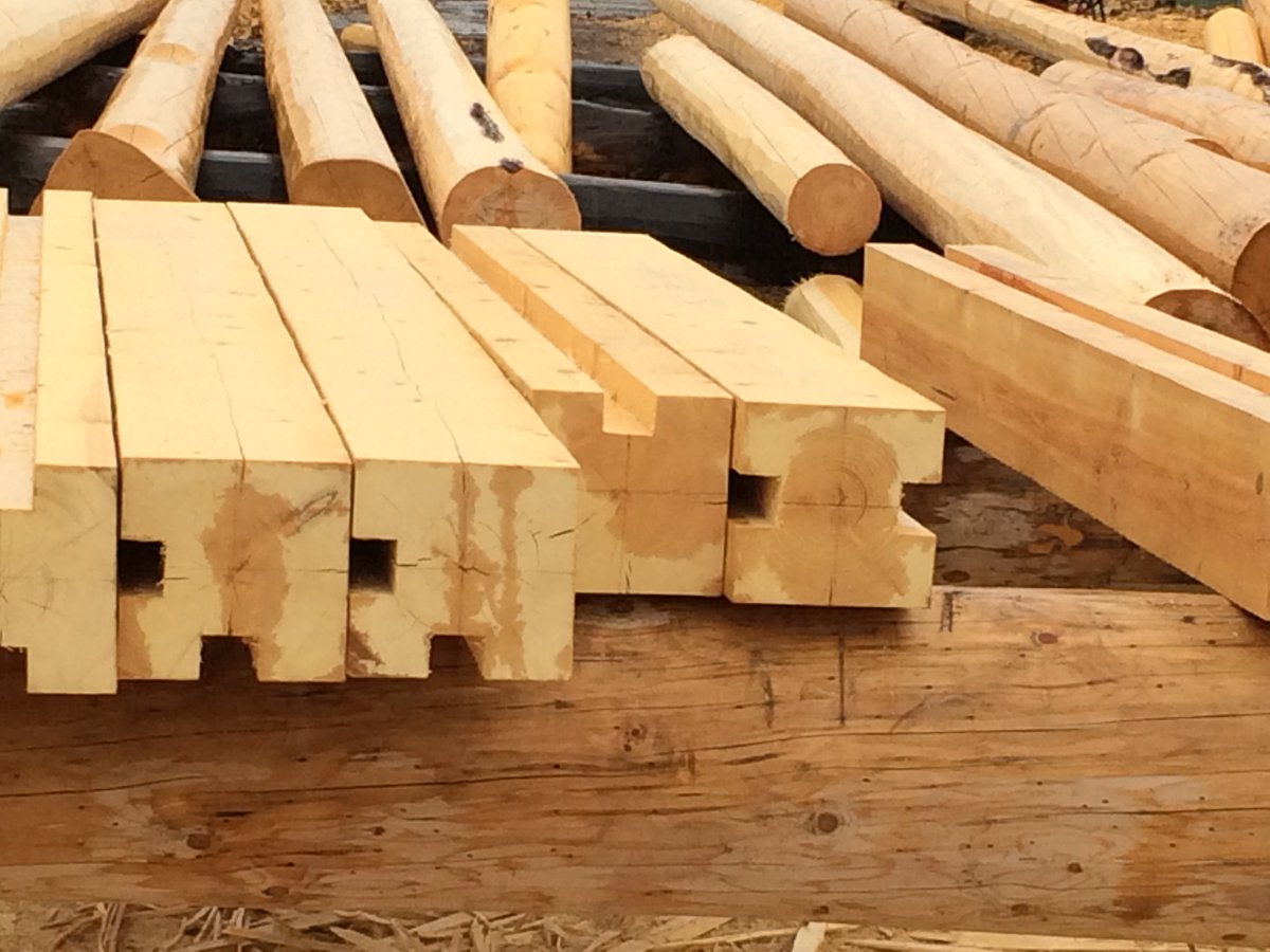 MH_WoodS's tweet image. This piece-en-piece log construction style was commonly used during fur trade. Its a frame of round logs arranged by tenoning slotted uprights then lapped at corners and uprights are pegged at the tenons similar to fitting puzzle pieces together.  #logbuilder #customlogwork
