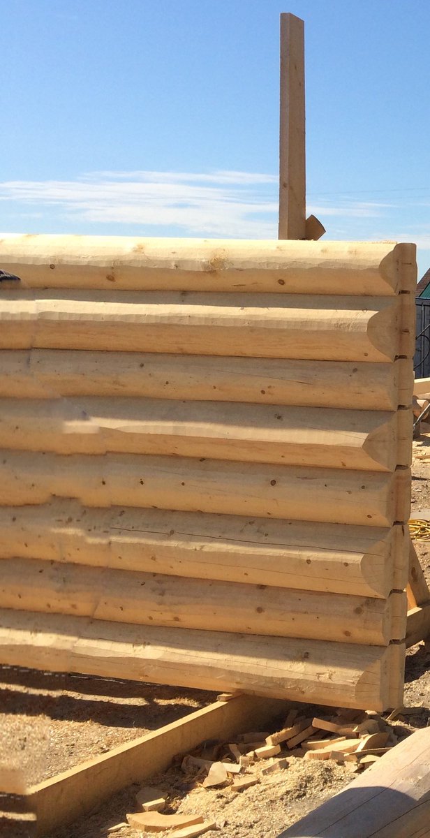 MH_WoodS's tweet image. This piece-en-piece log construction style was commonly used during fur trade. Its a frame of round logs arranged by tenoning slotted uprights then lapped at corners and uprights are pegged at the tenons similar to fitting puzzle pieces together.  #logbuilder #customlogwork