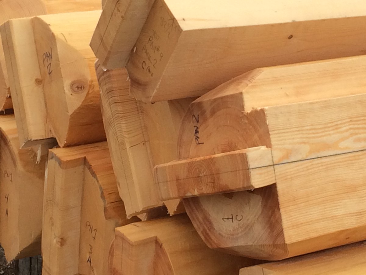 MH_WoodS's tweet image. This piece-en-piece log construction style was commonly used during fur trade. Its a frame of round logs arranged by tenoning slotted uprights then lapped at corners and uprights are pegged at the tenons similar to fitting puzzle pieces together.  #logbuilder #customlogwork
