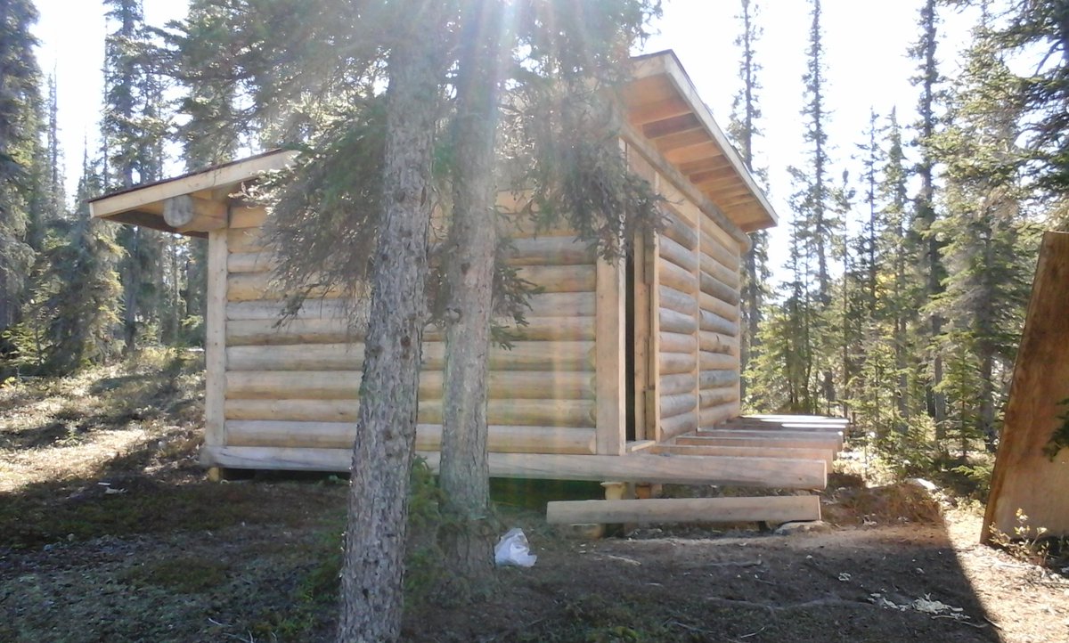 MH_WoodS's tweet image. This piece-en-piece log construction style was commonly used during fur trade. Its a frame of round logs arranged by tenoning slotted uprights then lapped at corners and uprights are pegged at the tenons similar to fitting puzzle pieces together.  #logbuilder #customlogwork