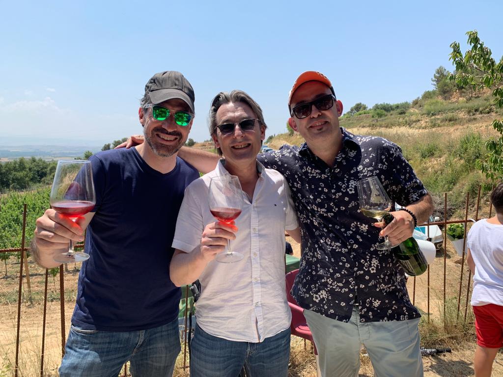 wineissocial's tweet photo. 📅El 20 de julio, en la #Rioja, se montó una gran fiesta. Unos anfitriones de lujo, #aypviticultores, prepararon una gran jornada para que todos los que han apoyado el proyecto pudieran conocer lo que diferencia a esta bodega. Risas, vinos y mucha música. What else? #wineparade https://t.co/HrRaglO2wI