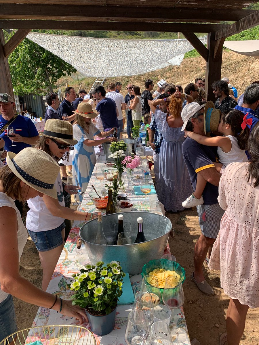 wineissocial's tweet photo. 📅El 20 de julio, en la #Rioja, se montó una gran fiesta. Unos anfitriones de lujo, #aypviticultores, prepararon una gran jornada para que todos los que han apoyado el proyecto pudieran conocer lo que diferencia a esta bodega. Risas, vinos y mucha música. What else? #wineparade https://t.co/HrRaglO2wI