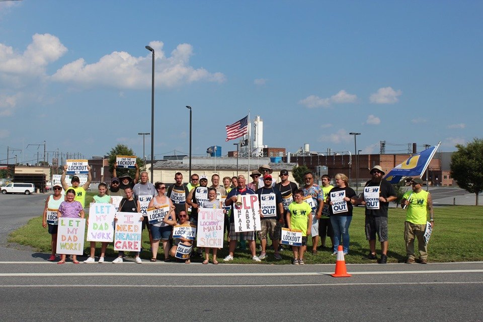 steelworkers's tweet photo. Makes us wonder why @ArmstrongFloor, who claim to make the best quality flooring, would lock out our members that make it..mmmmm?!?!! #EndTheLockout https://t.co/eQptf8x36q