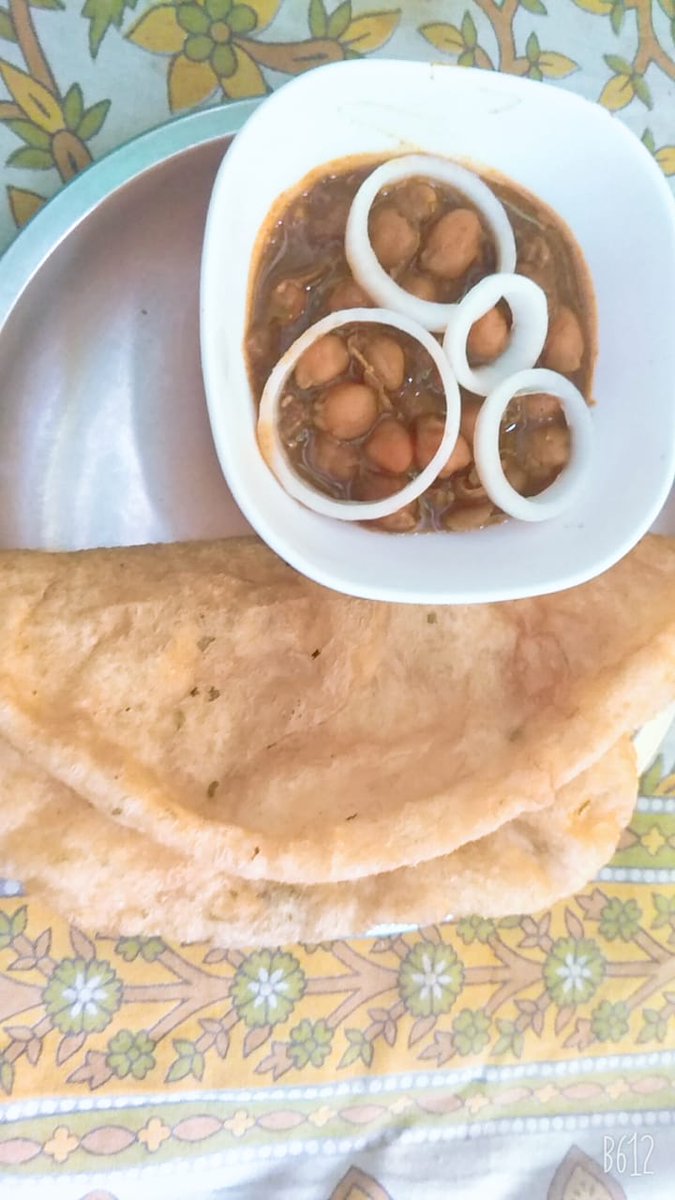 🍛🥘😋
#bhature #cholebhature #indianfood #foodphotography #chole #foodie #foodblog #streetfood #lovefood #tasty #yummy #choleybhature #desi #food #punjabi #foodgram #likeforlike #northindian