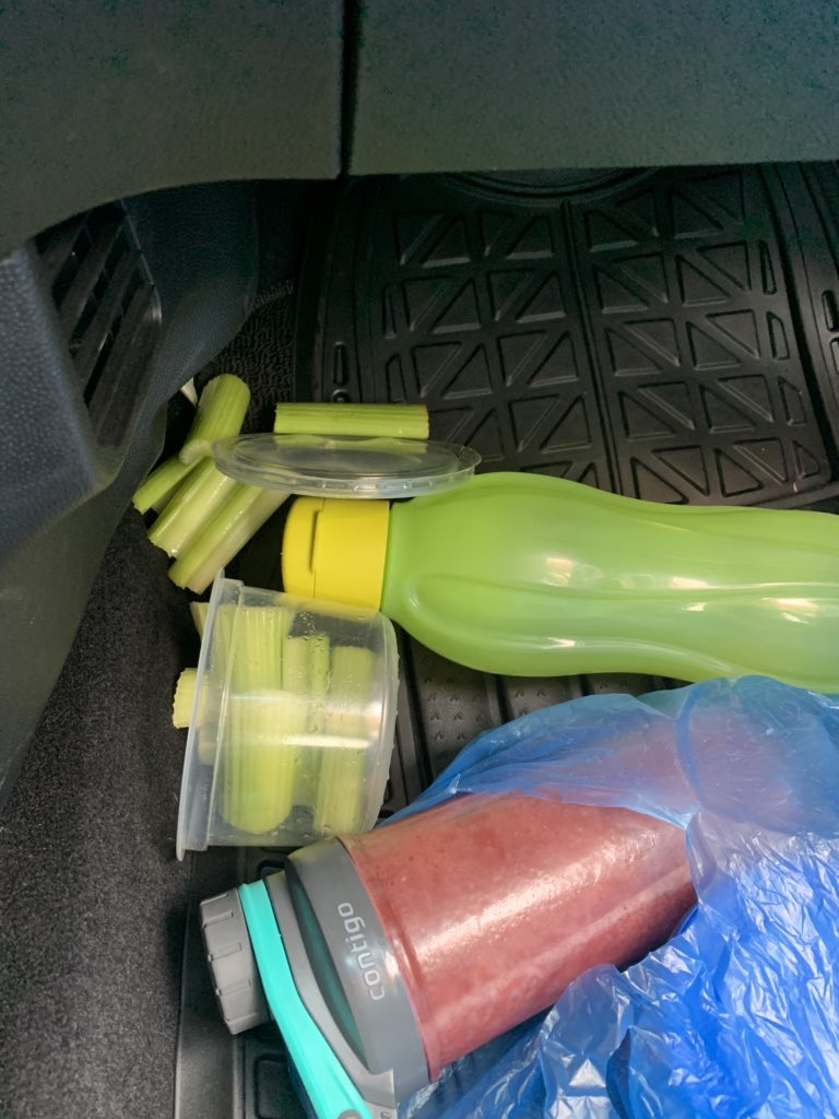 Jorgesanchezga7's tweet photo. En el camino un puto carro se me freno y se me cayo mi puta comida fit    , tendre que encargar tacos juan   Bai https://t.co/BA37kuR1nn