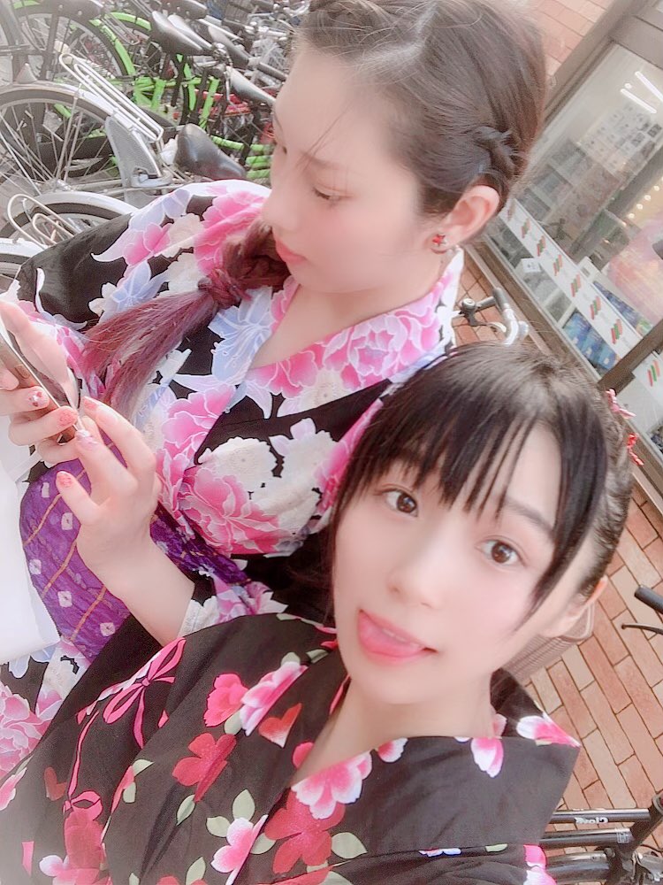 milky_ARMIE's tweet photo. オフ会ありがとうございました❤︎👼🏻
ラーメン食べて、お話して、デザートをいただいて、一緒に花火を見て、写真撮って、またデザートいただいて笑
たのしかったね♪
うちわ貰ってくださった方も
ありがとうございました🥺杏里さんとペアでした👽❤︎
#TEN6 #天神祭 #天神ラーメン #MATSURIYA #オフ会 https://t.co/n8YmeZBwAR